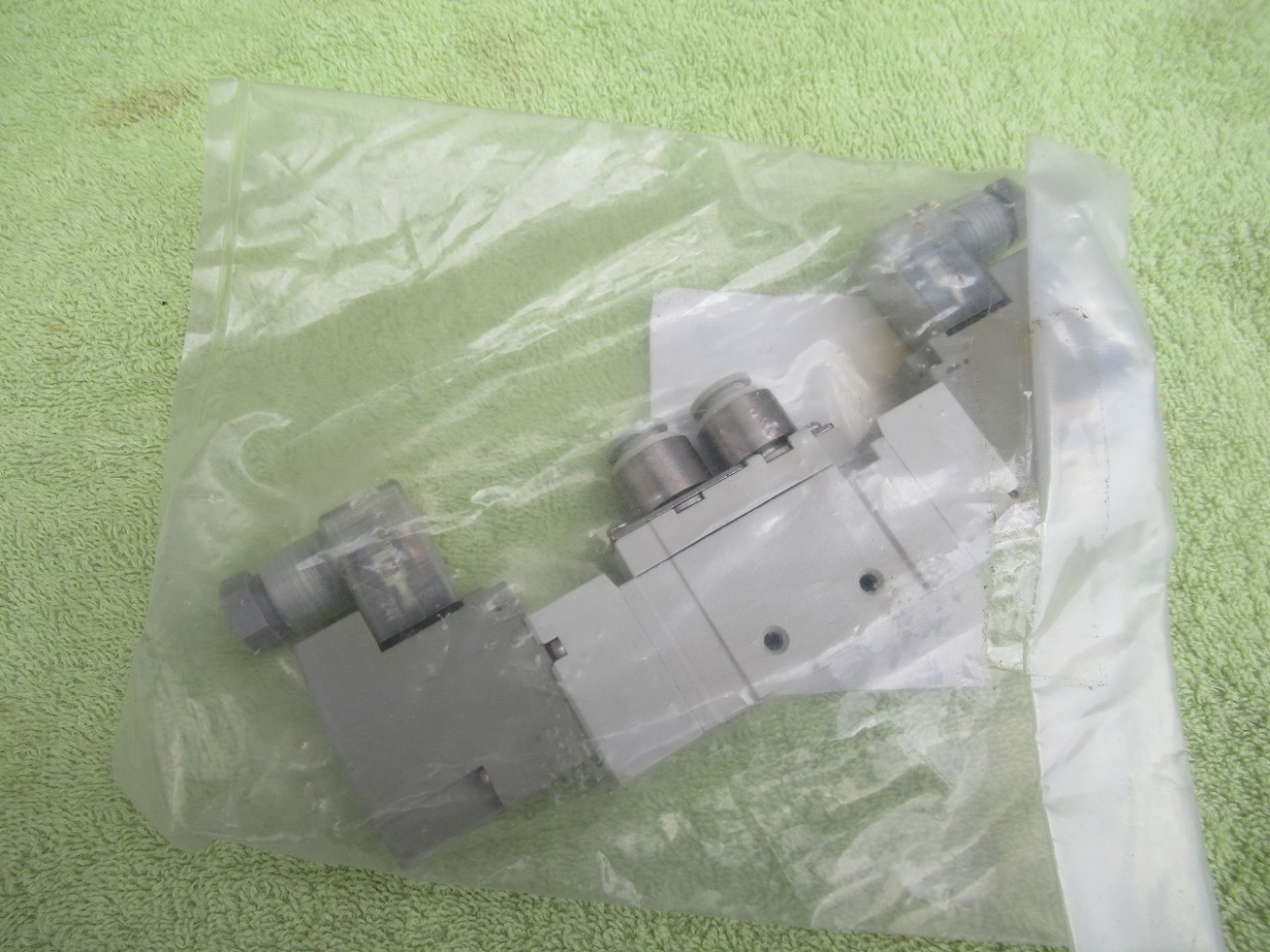 SMC(株)　5ポートソレノイドバルブ 　SY7220-5DZ-C8 【新古品】