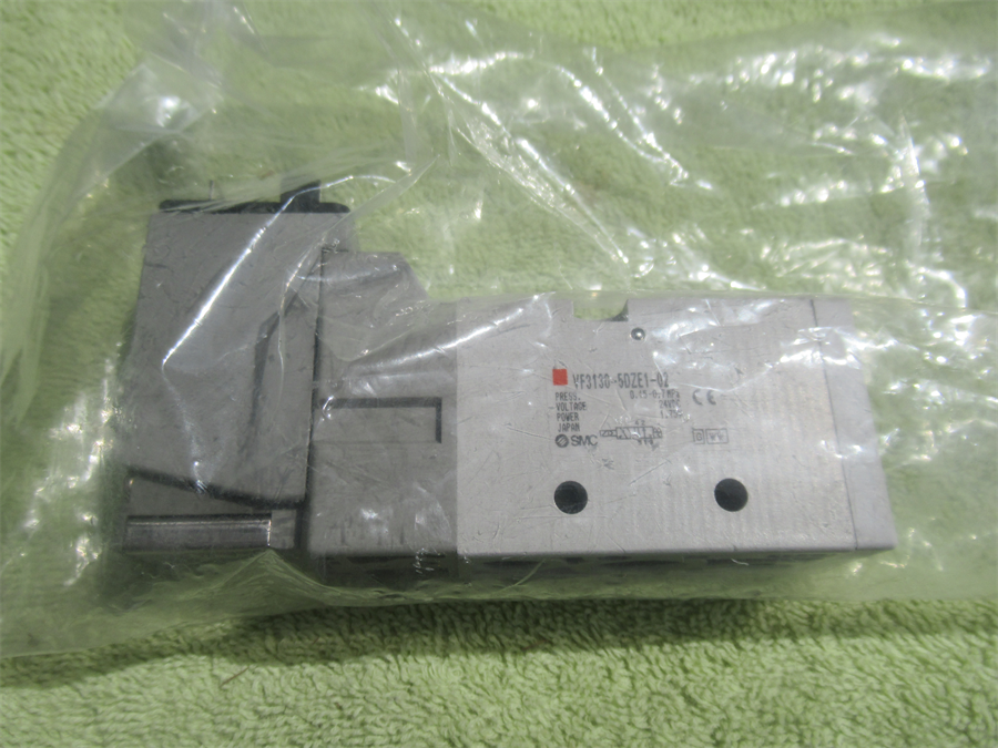 SMC(株)　 5ポートソレノイドバルブ　VF3130-5DZE1-02 【新古品】